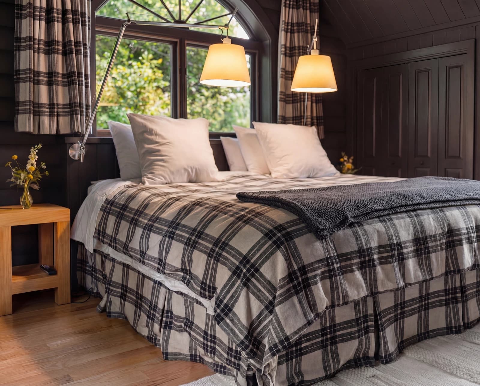 Queen bed with arched window and reading lamps