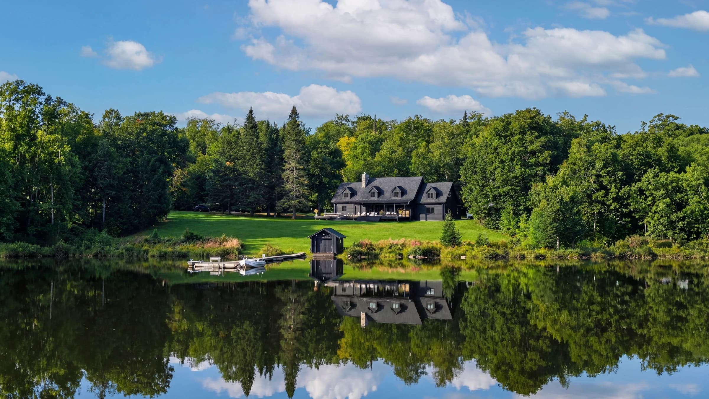Méchante Cabane — lakeside view