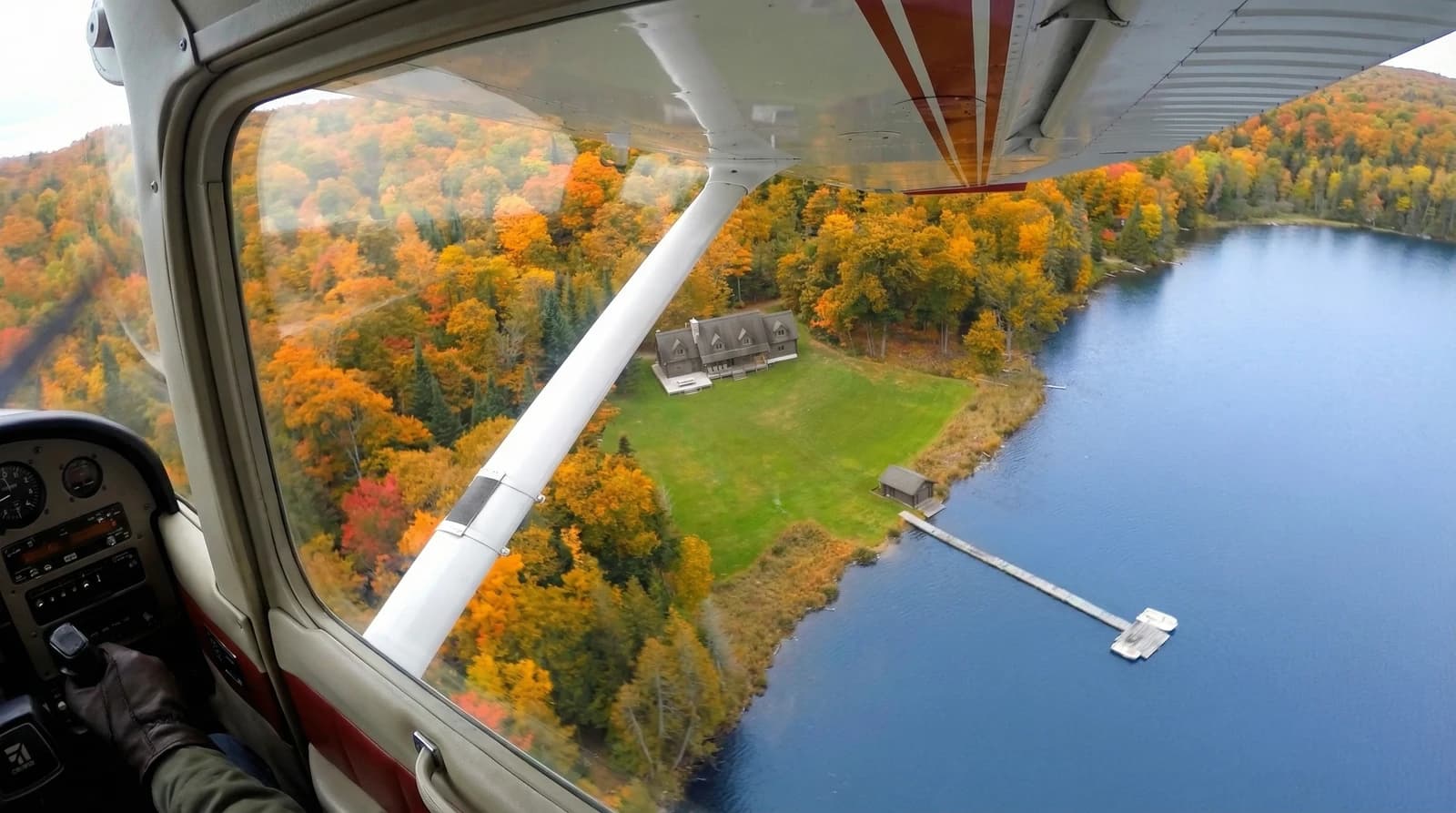 Vue sur la rivière d'automne depuis le hublot de l'hydravion